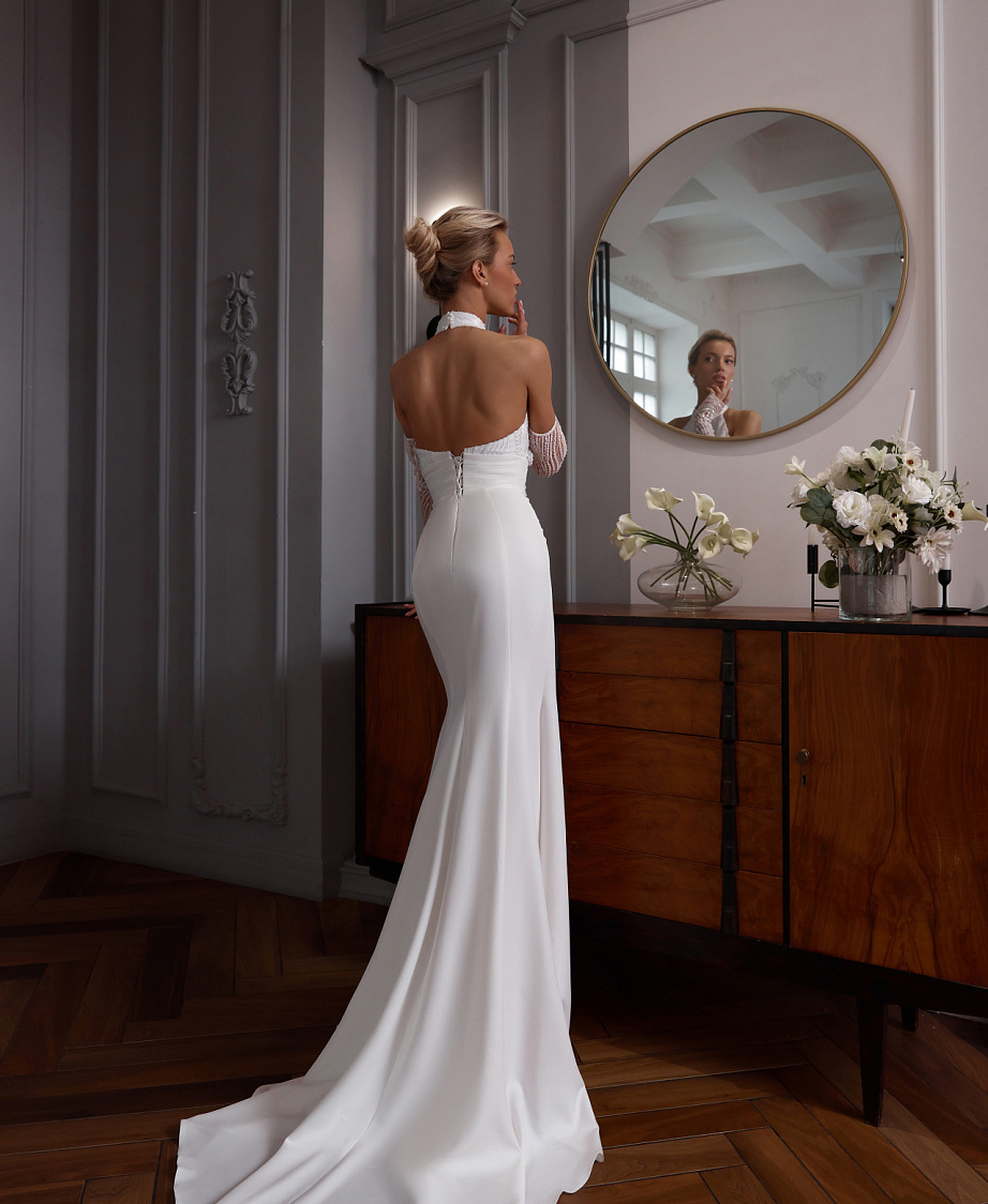 Красивое платье с атласной юбкой и сверкающим верхом под горлышко фото