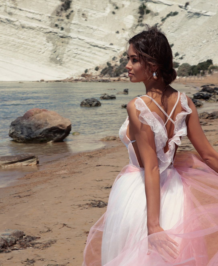 Свадебное платье с розовым оттенком