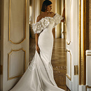 Роскошное свадебное платье с цветочным декором фото