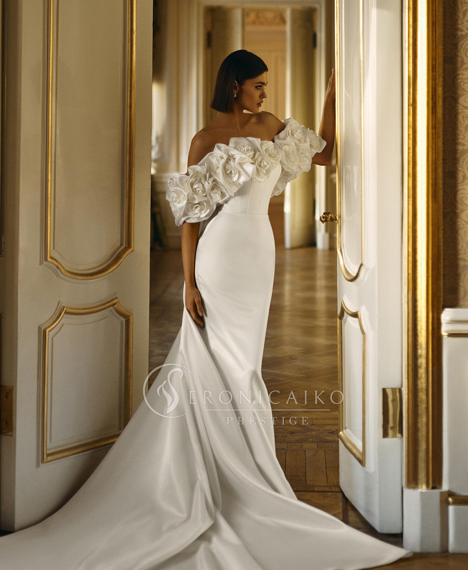 Роскошное свадебное платье с цветочным декором фото