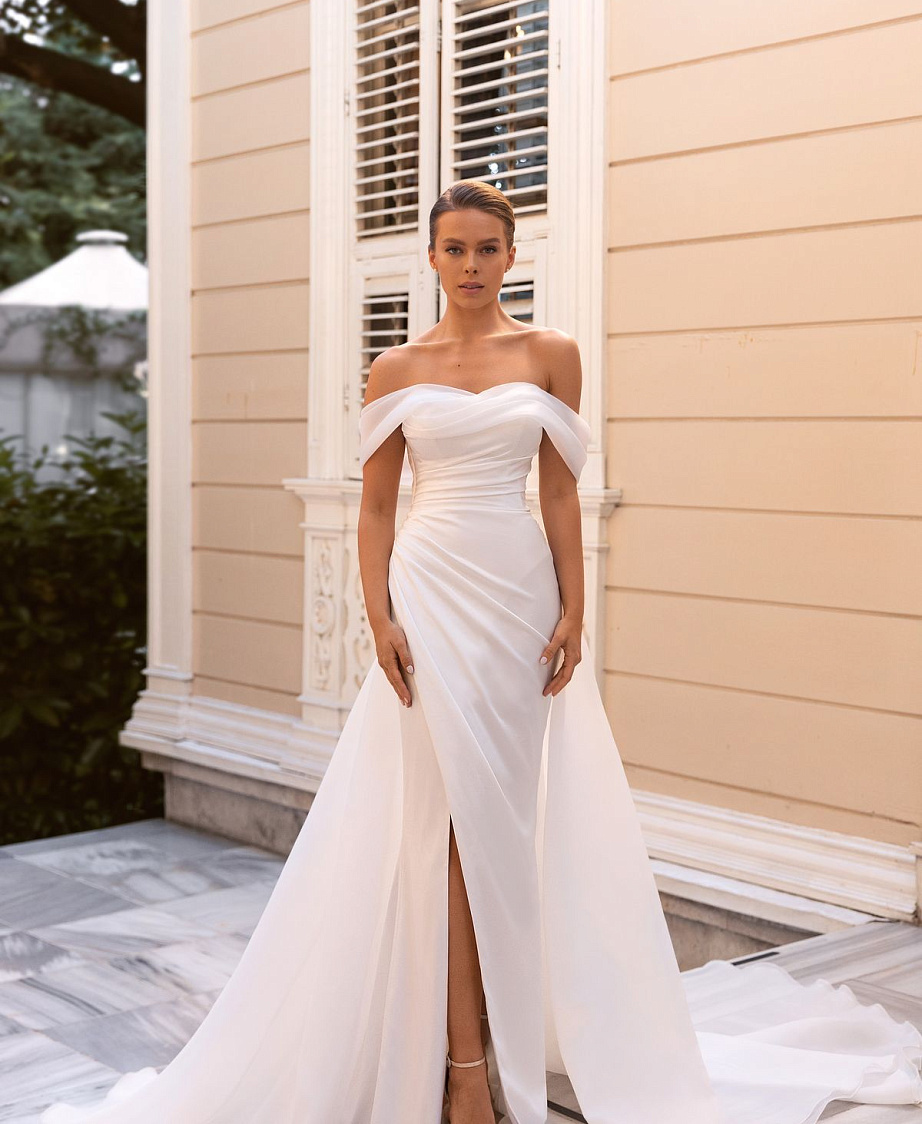 Стильное свадебное платье со спущенными плечиками фото