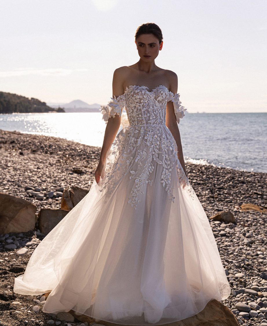 Кружевное свадебное платье с цветочными бретелями фото