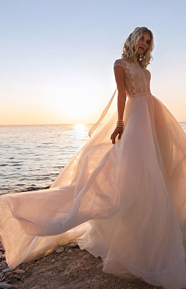 Легкое свадебное платье с открытой спиной фото