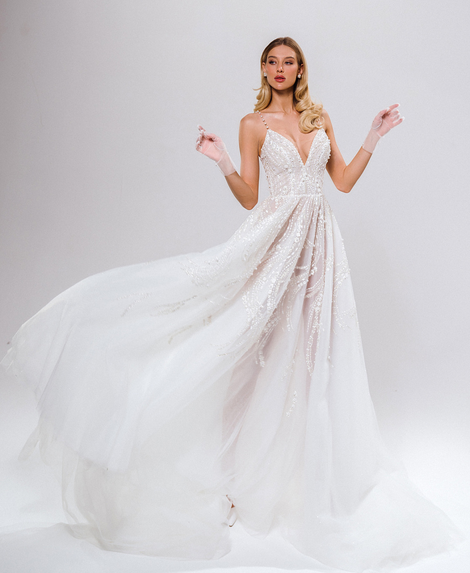 Сверкающее свадебное платье на тонких бретельках фото