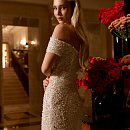 Роскошное облегающее свадебное платье с открытыми плечами фото