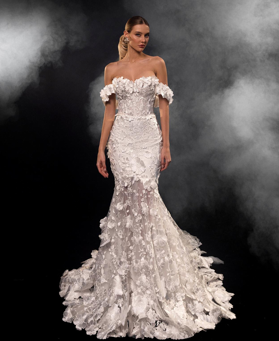 Роскошное свадебное платье с объемным кружевом фото