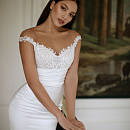 Свадебное платье с красивым расшитым корсетом и атласной юбкой фото