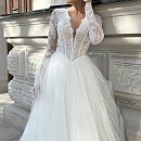 Свадебное платье с кружевными рукавами и V-вырезом фото