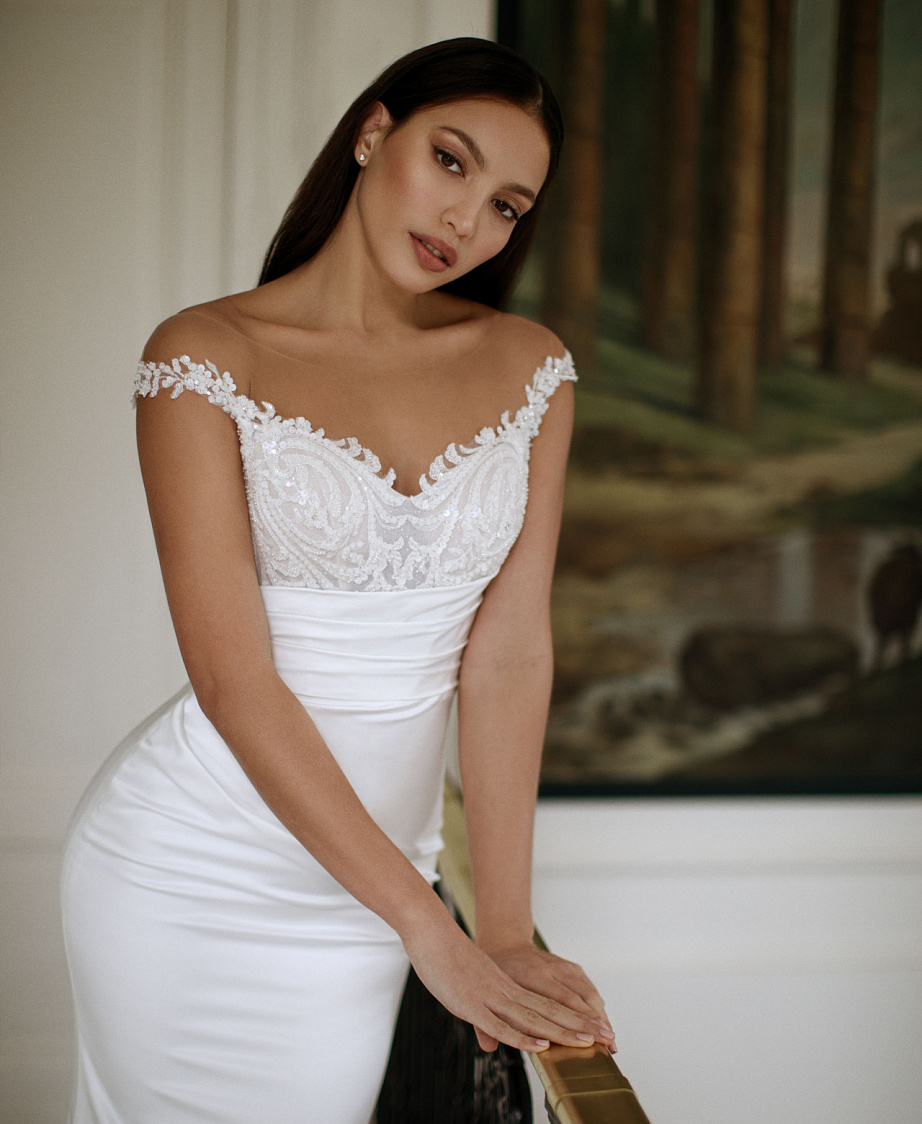 Свадебное платье с красивым расшитым корсетом и атласной юбкой фото