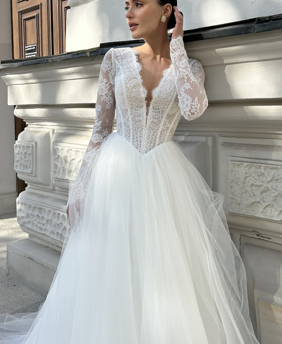 Свадебное платье с кружевными рукавами и V-вырезом фото