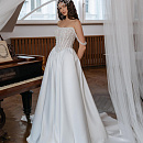 Свадебное платье с атласной юбкой и роскошным корсетом фото