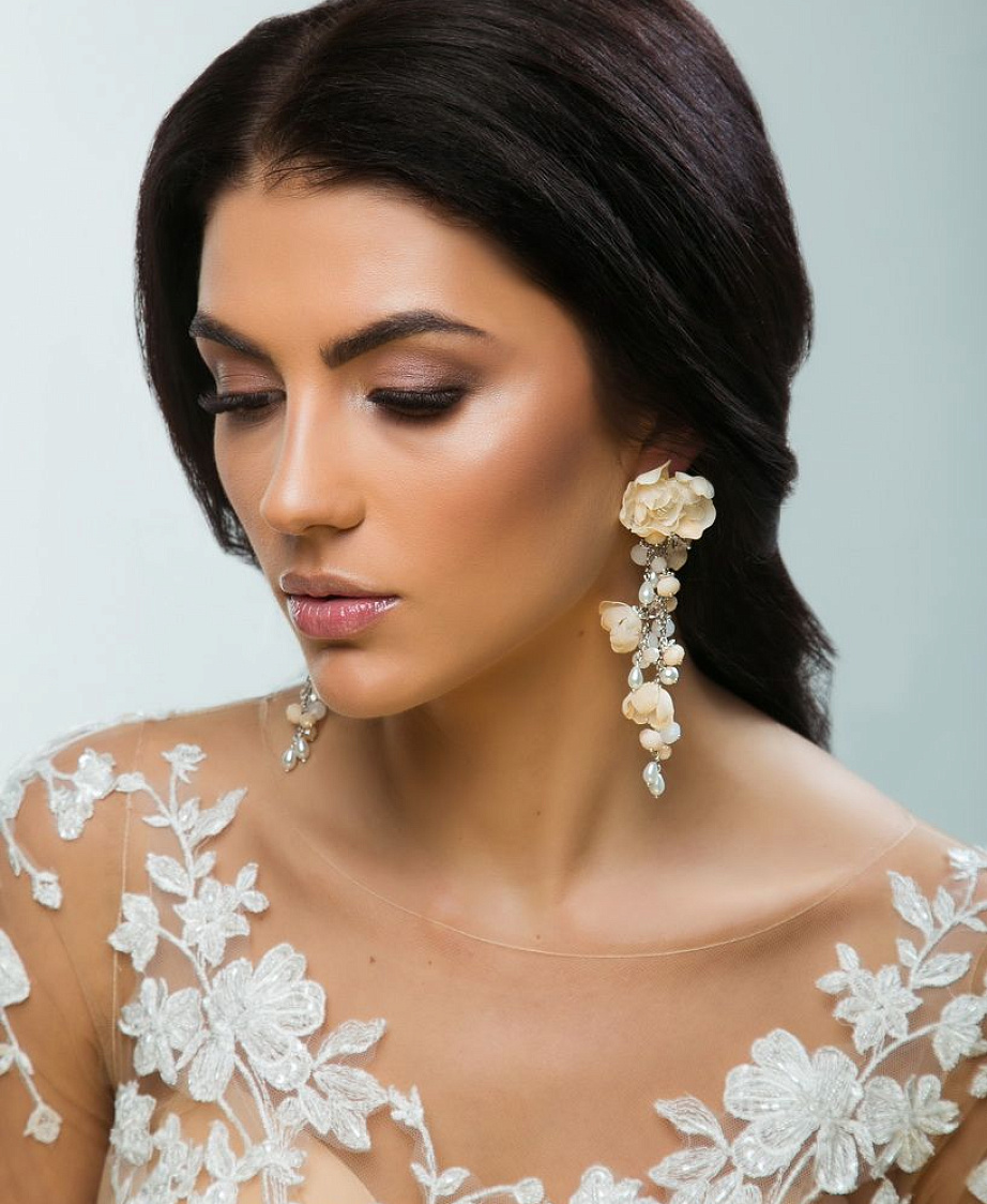 Нежные свадебные серьги с цветами фото