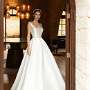 Атласное свадебное платье с расшитым болеро фото