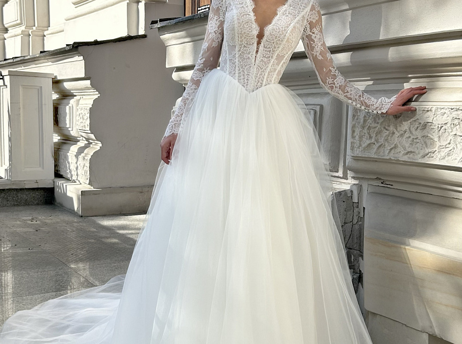 Свадебное платье с кружевными рукавами и V-вырезом фото