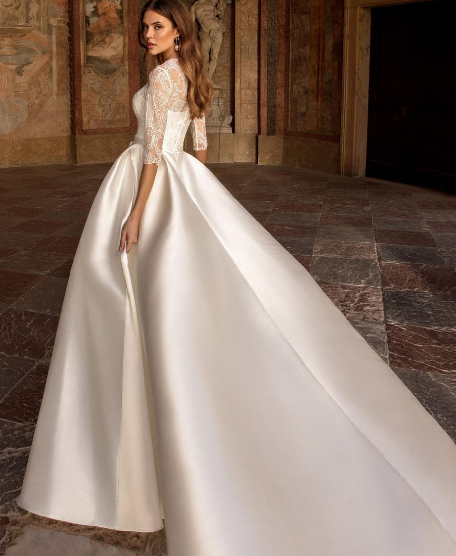 Классическое свадебное платье с атласной юбкой фото