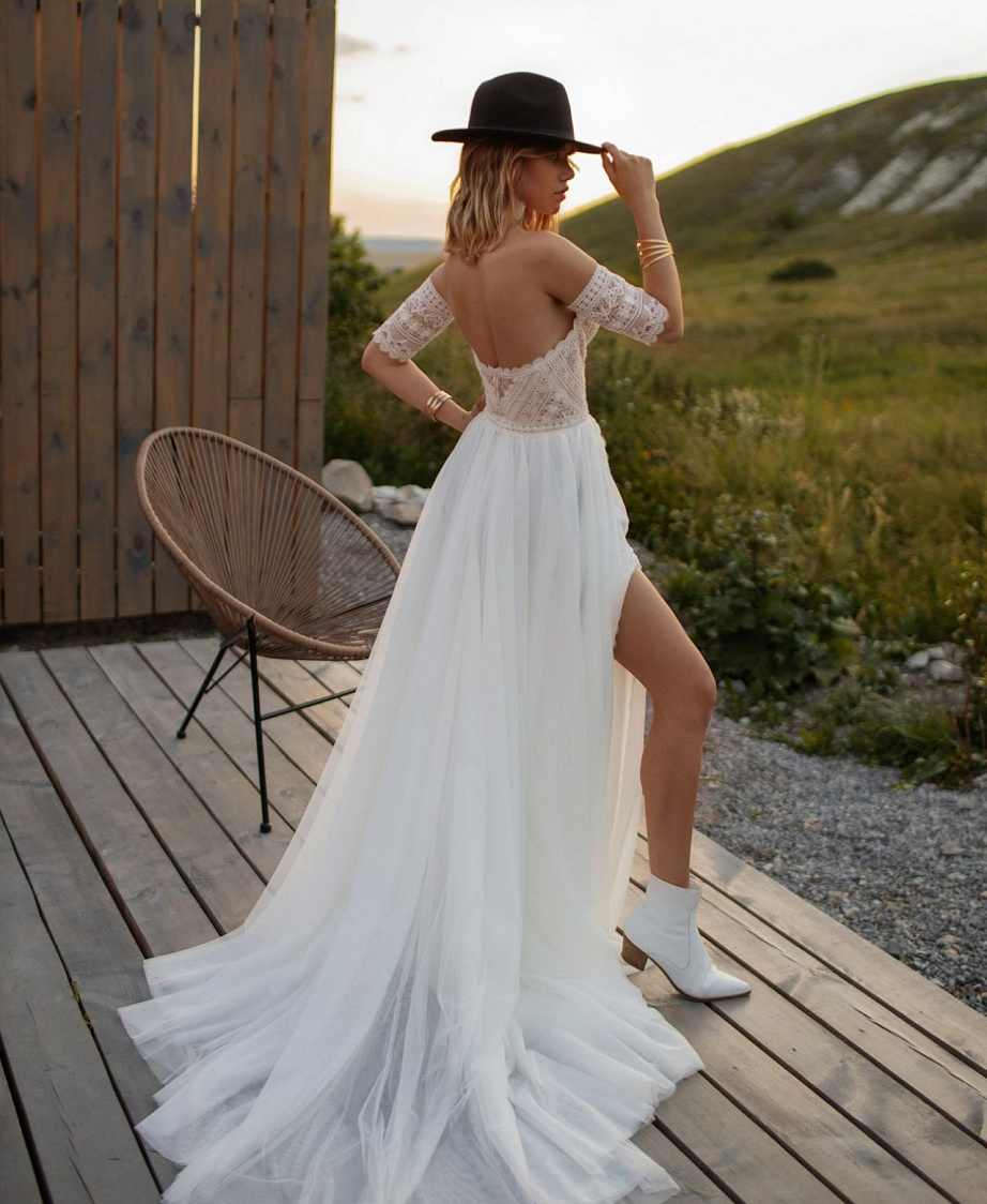 Стильное свадебное платье бохо с разрезом фото