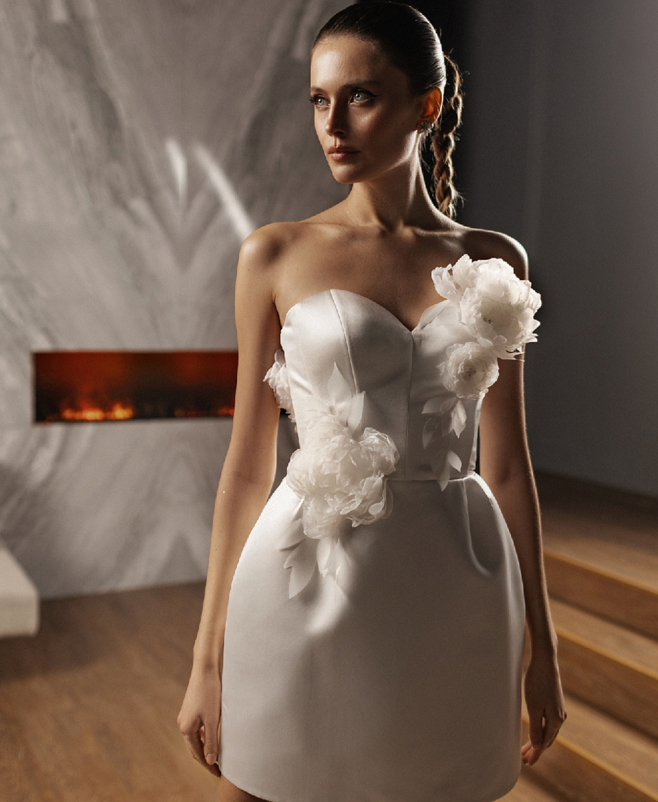 Свадебное платье мини с объемными цветами фото