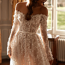 Роскошное свадебное платье с рукавами и открытыми плечами фото