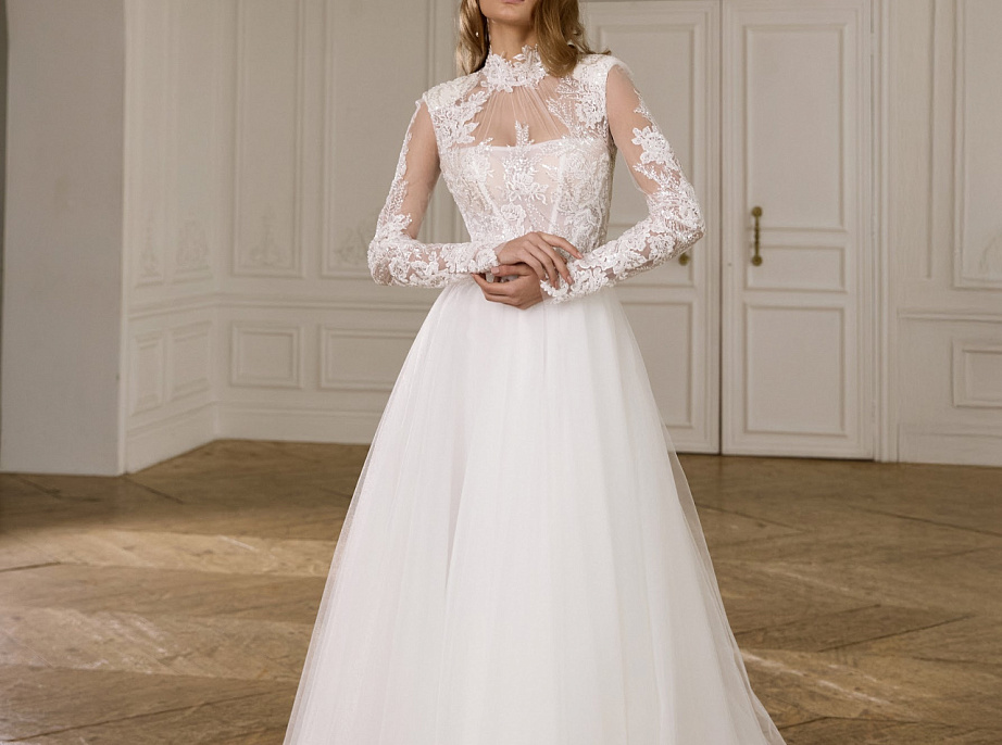 Закрытое свадебное платье с юбкой из фатина и кружевным верхом фото