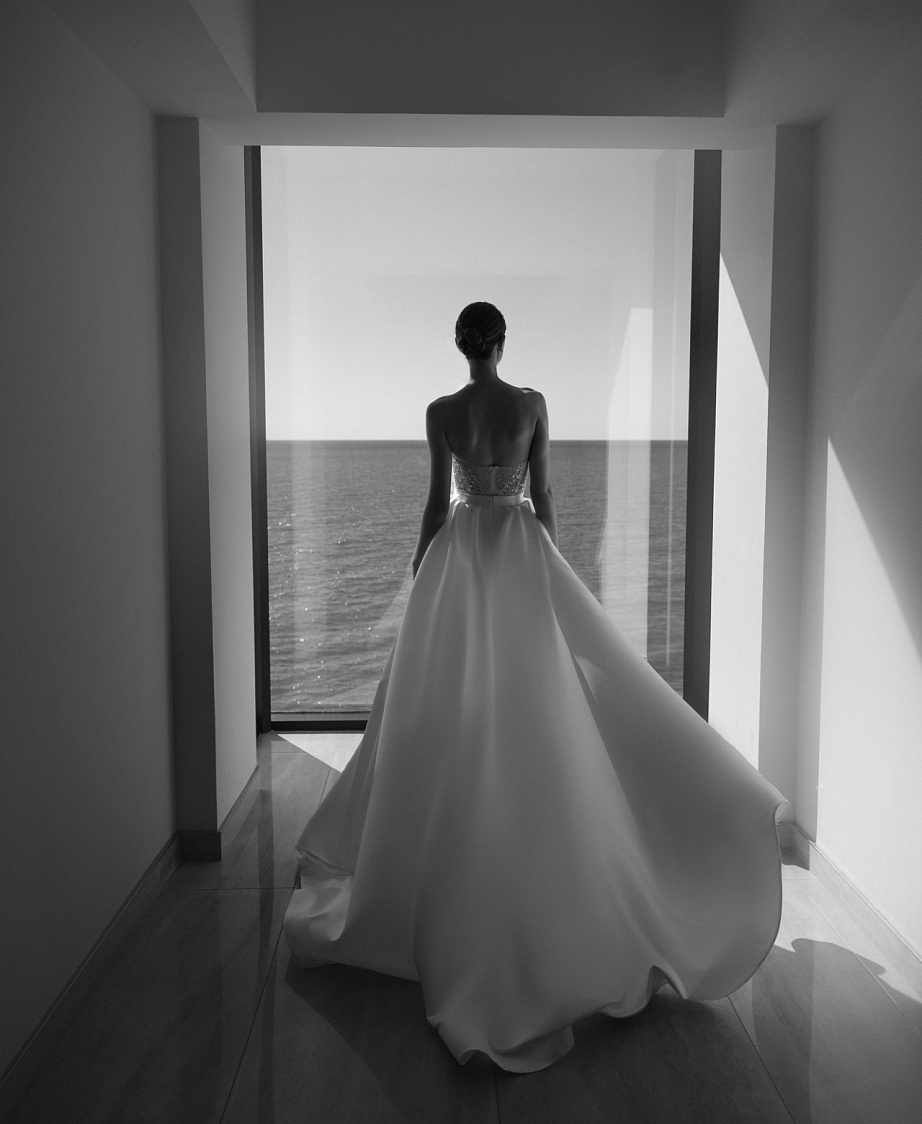 Свадебное платье с атласной юбкой и жемчужным корсетом фото