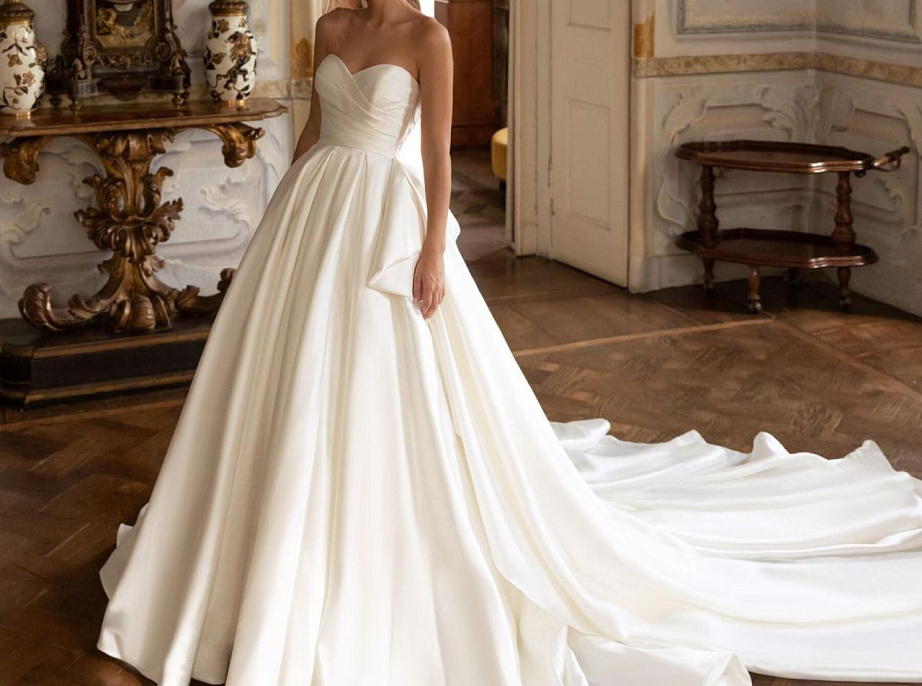 Королевское атласное свадебное платье фото