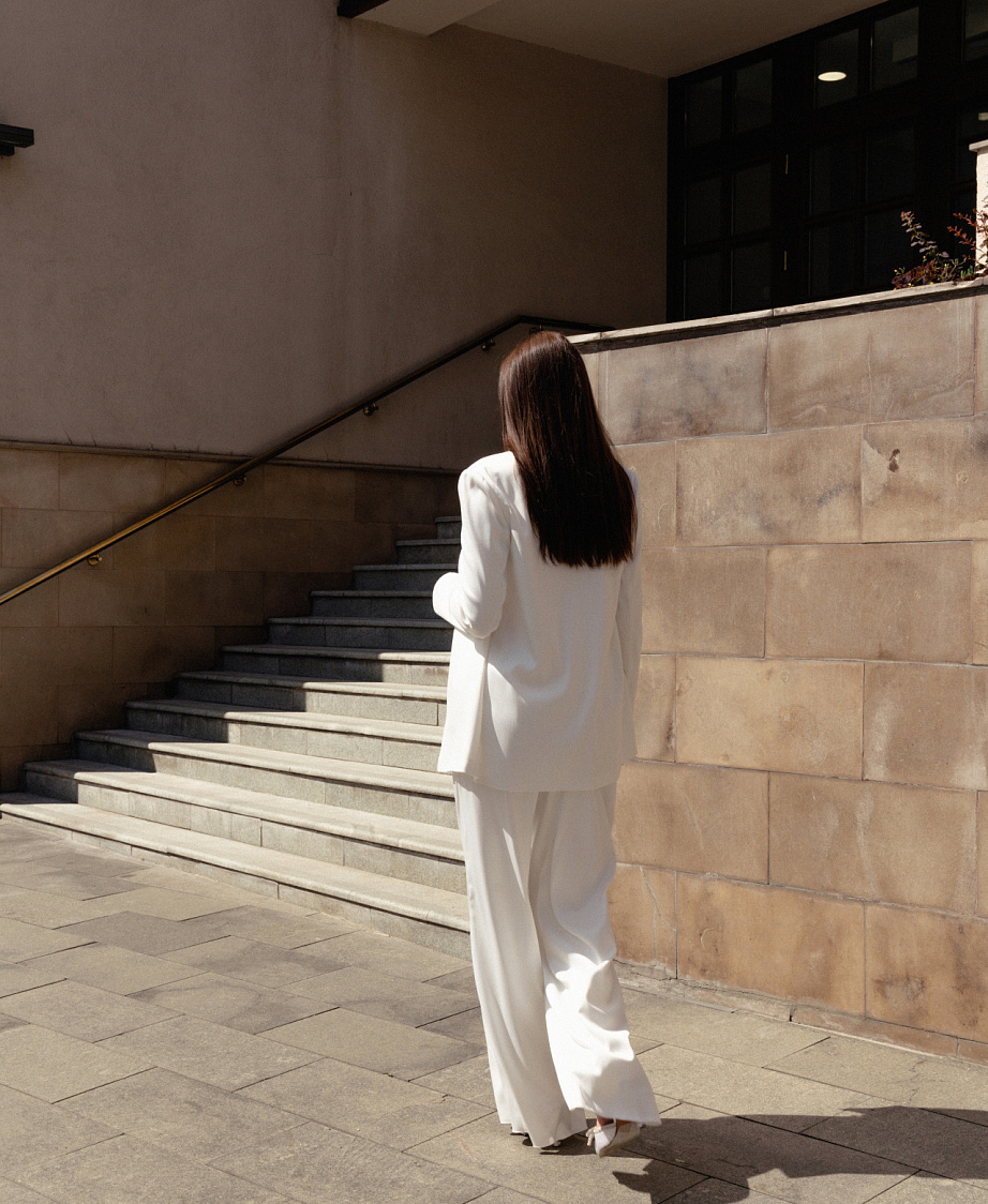 Брючный свадебный костюм тройка для невесты фото