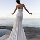 Атласное свадебное платье с кружевным декором фото