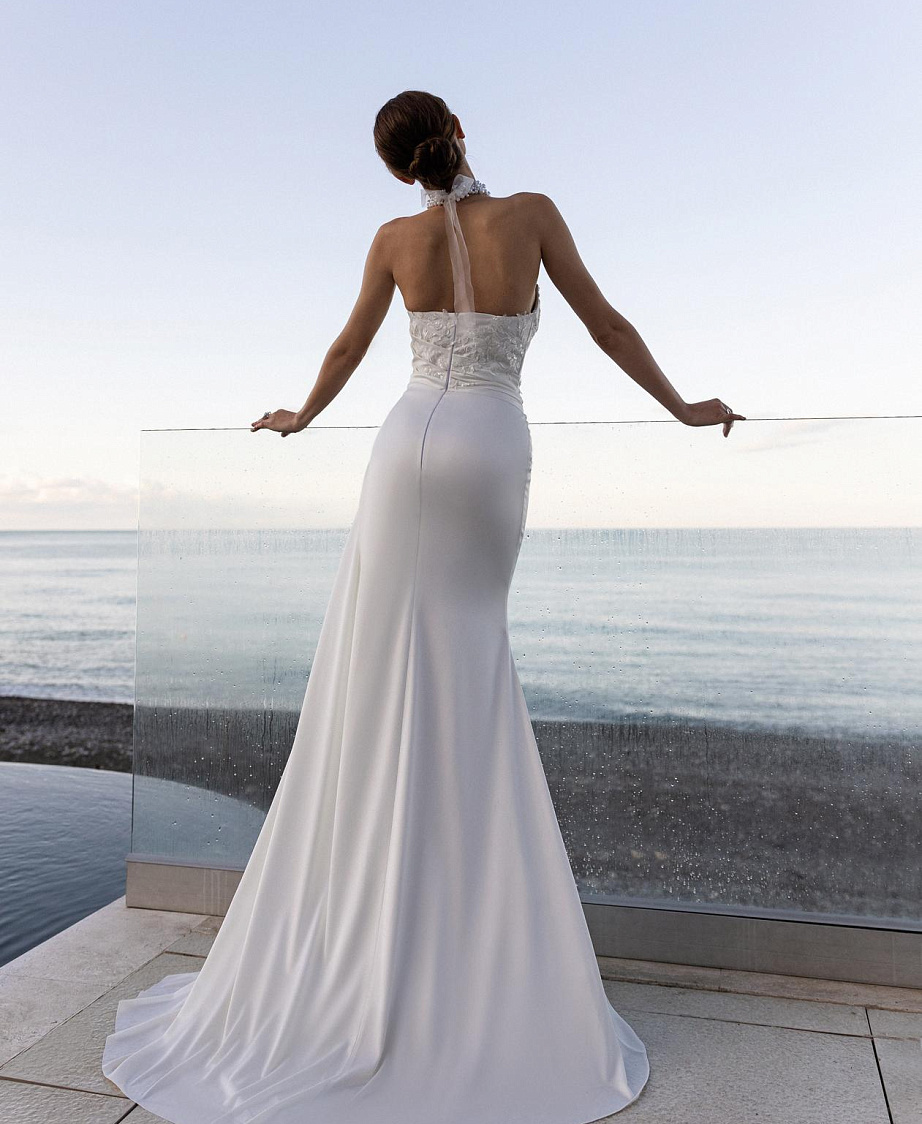 Атласное свадебное платье с кружевным декором фото