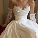 Свадебное платье из тафты с кружевными элементами фото