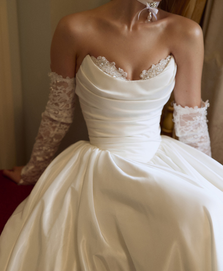 Свадебное платье из тафты с кружевными элементами фото