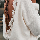 Молочный свитер с кружевом