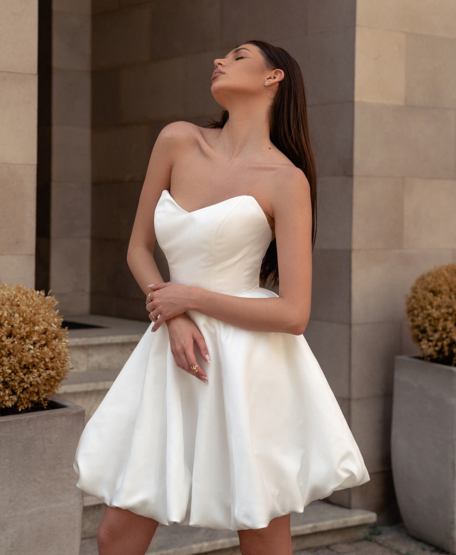 Необычное короткое свадебное платье со съемной юбкой фото