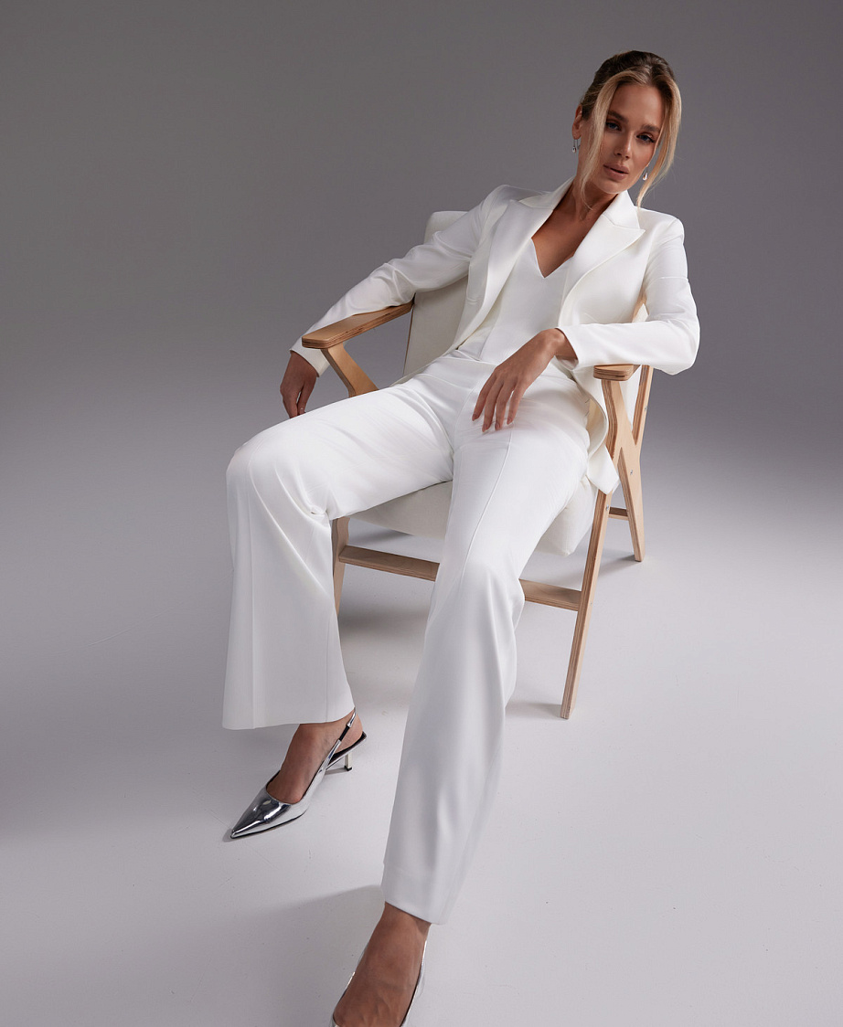Стильный свадебный костюм-тройка из стрейч атласа фото