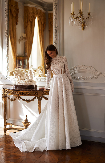 Закрытое кружевное свадебное платье с прозрасными вставками на корсете фото