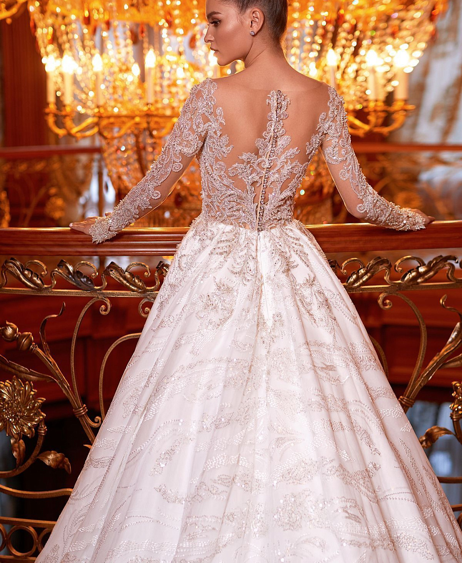 Пышное блестящее свадебное платье фото