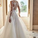 Закрытое свадебное платье в цветочном кружеве фото