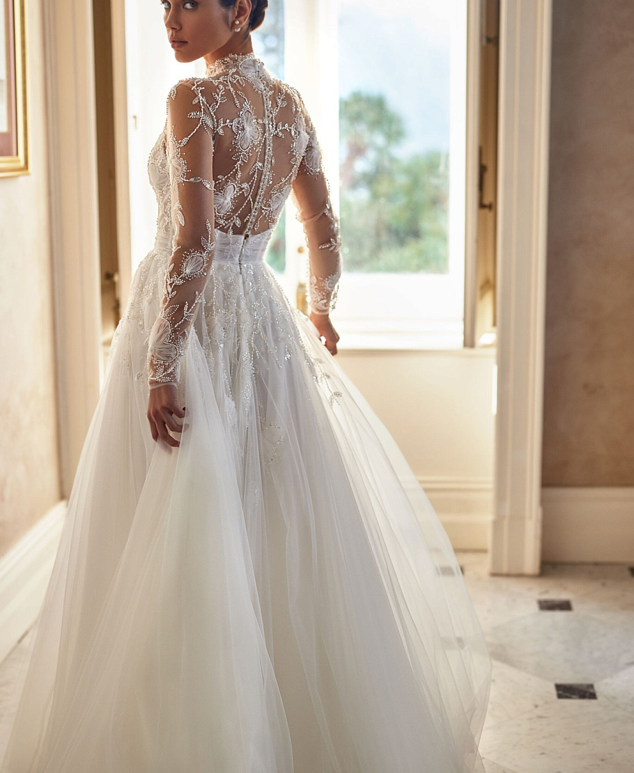 Закрытое свадебное платье в цветочном кружеве фото