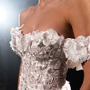 Роскошное свадебное платье с объемным кружевом фото