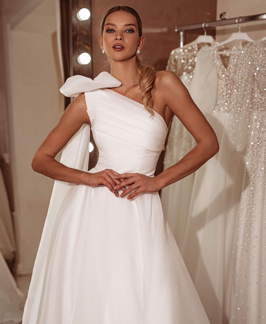 Нежное свадебное платье на одно плечо