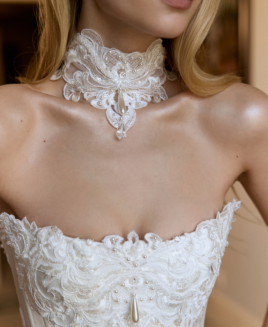 Атласный свадебный комплект с красивой вышивкой фото