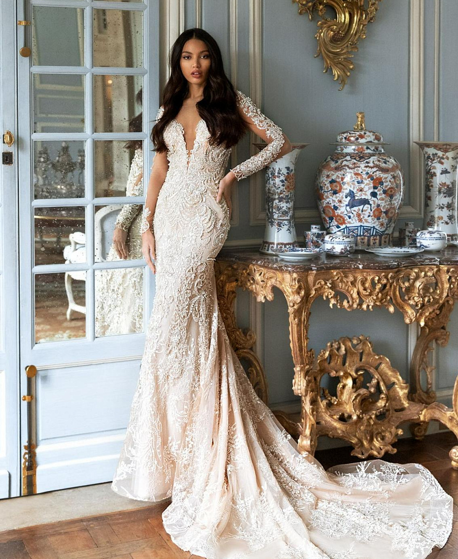 Свадебное платье рыбка с рукавами и открытой спиной фото