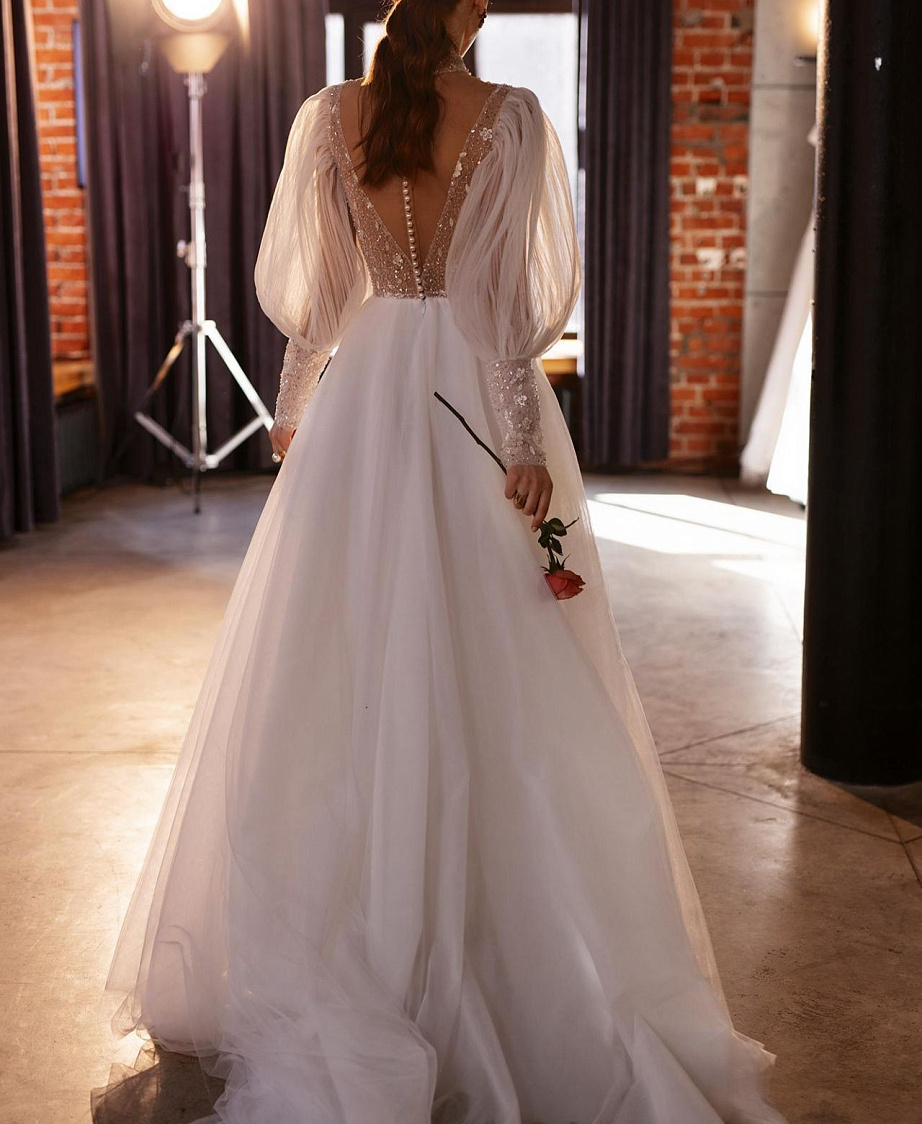 Нежное свадебное платье с объемными рукавами фото