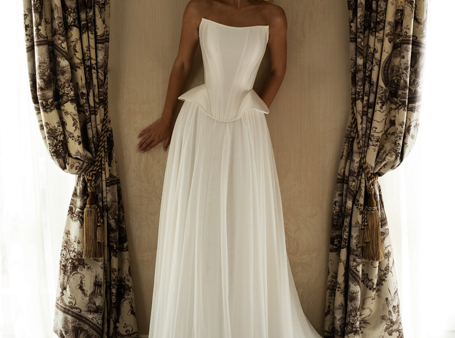 Стильный свадебный комплект с корсетом и шифоновой юбкой фото