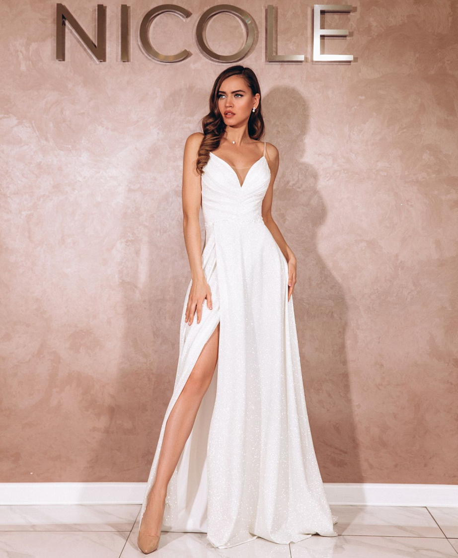 Серебряное свадебное платье с разрезом фото