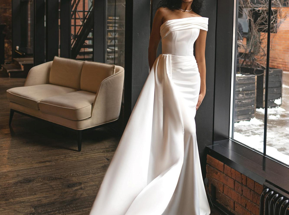 Атласное свадебное платье русалка фото