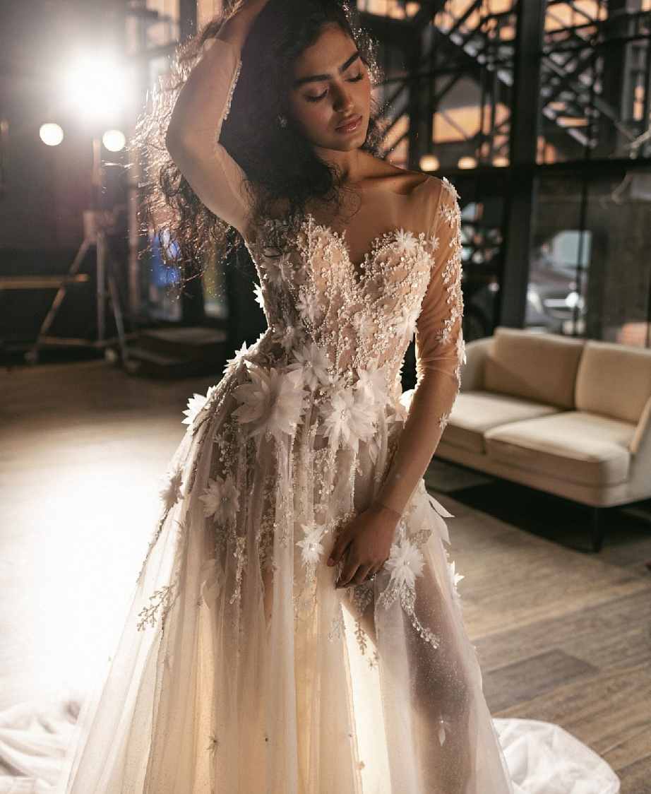 Дизайнерское свадебное платье с объемными цветами фото