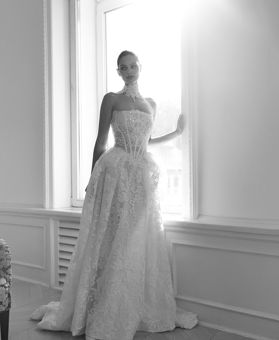 Роскошное кружевное свадебное платье с чокером фото