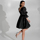 Короткое чёрное платье с объемными рукавами фото