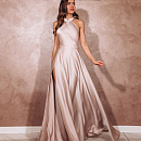 Длинное платье с разрезом на ноге фото