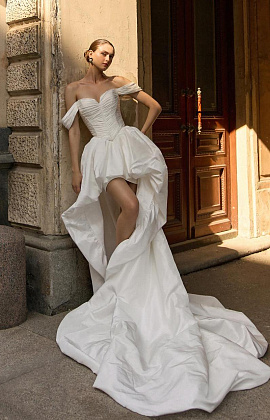 Короткое свадебное платье из тафты со шлейфом фото